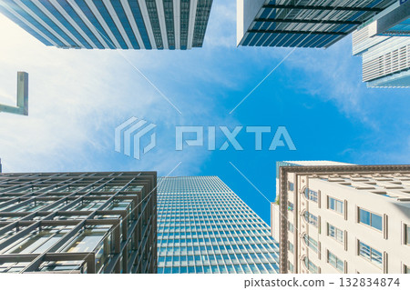 城市景觀:仰望東京,周圍環繞著高聳的建築。 城市景觀:仰望東京,周圍環繞著高聳的建築。 132834874