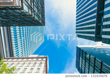 城市景觀:仰望東京,周圍環繞著高聳的建築。 城市景觀:仰望東京,周圍環繞著高聳的建築。 132834876