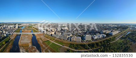 流經府中市和多摩市之間的多摩川 132835530