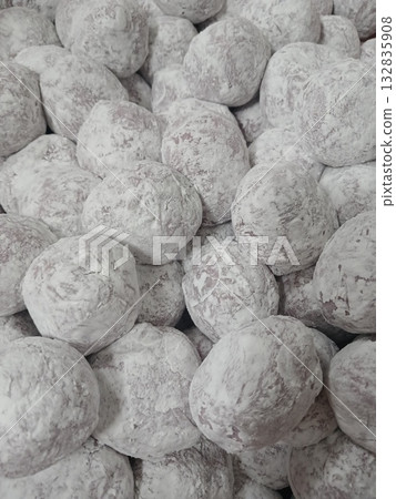 traditional asian dessert: mochi chapssaltteok (rice cake) 132835908