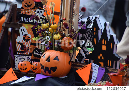 Halloween event / Halloween event displays and decorations displayed at the entrance 132836017