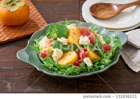 柿子、義大利燻火腿和農家起司秋季沙拉 柿子、義大利燻火腿和農家起司秋季沙拉 132836223