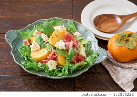 Autumnal salad of persimmon, prosciutto and cottage cheese 132836228