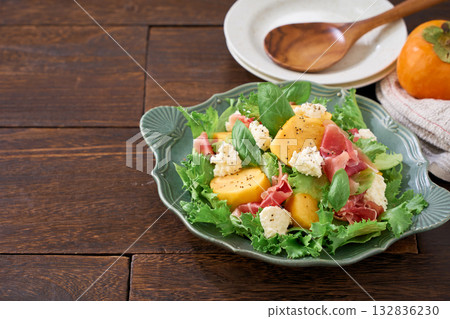 柿子、義大利燻火腿和農家起司秋季沙拉 柿子、義大利燻火腿和農家起司秋季沙拉 132836230