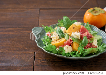 柿子、義大利燻火腿和農家起司秋季沙拉 132836231