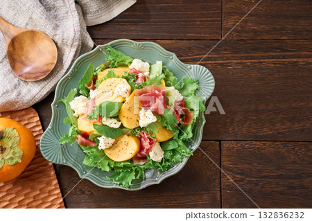 柿子、義大利燻火腿和農家起司秋季沙拉 132836232