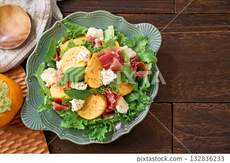 柿子、義大利燻火腿和農家起司秋季沙拉 柿子、義大利燻火腿和農家起司秋季沙拉 132836233