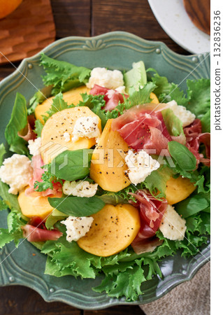 柿子、義大利燻火腿和農家起司秋季沙拉 柿子、義大利燻火腿和農家起司秋季沙拉 132836236