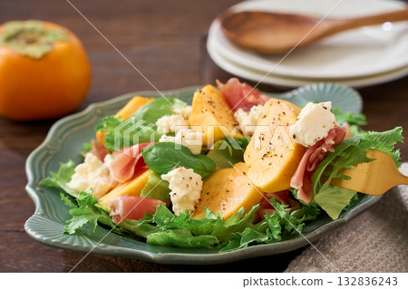 Autumnal salad of persimmon, prosciutto and cottage cheese 132836243