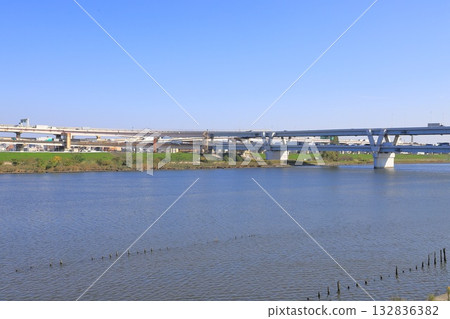 從堀切橋(新荒川橋)眺望荒川與首都高速公路 從堀切橋(新荒川橋)眺望荒川與首都高速公路 132836382