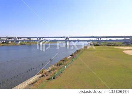 從堀切橋(新荒川橋)眺望荒川與首都高速公路 從堀切橋(新荒川橋)眺望荒川與首都高速公路 132836384