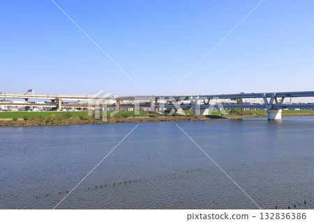從堀切橋（新荒川橋）眺望荒川與首都高速公路 132836386