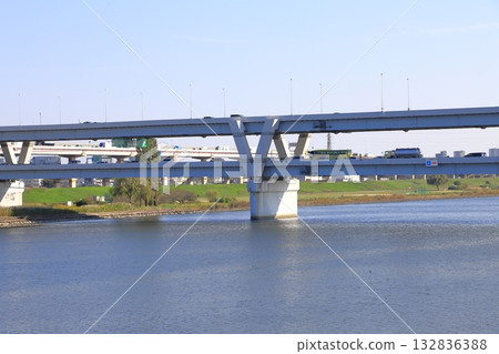 從堀切橋（新荒川橋）眺望荒川與首都高速公路 132836388