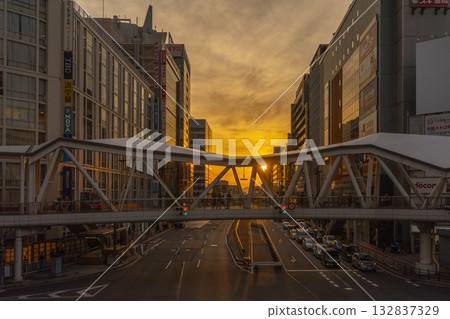 從阿倍野步行橋欣賞大阪城市夜景 從阿倍野步行橋欣賞大阪城市夜景 132837329