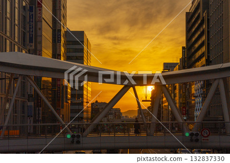 從阿倍野步行橋欣賞大阪城市夜景 從阿倍野步行橋欣賞大阪城市夜景 132837330