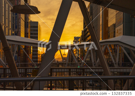 從阿倍野步行橋欣賞大阪城市夜景 從阿倍野步行橋欣賞大阪城市夜景 132837335