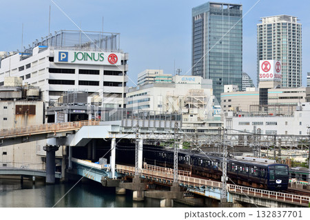 A view of a Sotetsu Line train arriving at Yokohama Station A view of a Sotetsu Line train arriving at Yokohama Station 132837701