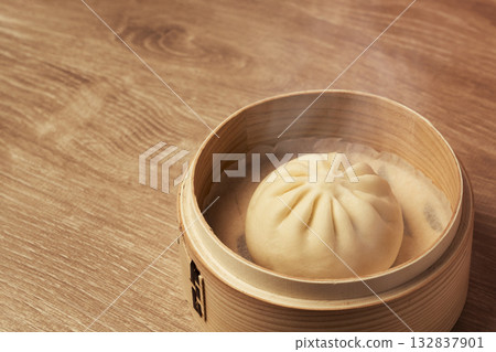竹蒸籠裡的包子。蒸籠、包子、肉包、豬肉包、包子等。 竹蒸籠裡的包子。蒸籠、包子、肉包、豬肉包、包子等。 132837901