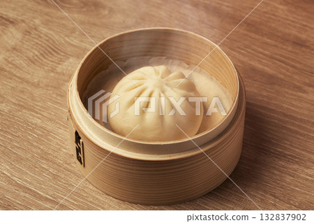 Steamed buns in a bamboo steamer. Steamer, steamed buns, meat buns, pork buns, baozi, etc. Steamed buns in a bamboo steamer. Steamer, steamed buns, meat buns, pork buns, baozi, etc. 132837902