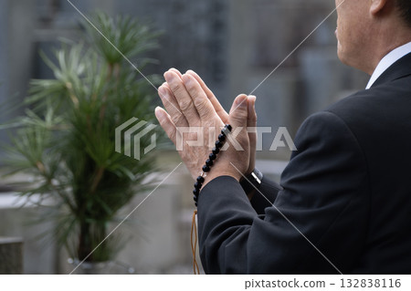 一名男子正在祭掃墳墓 132838116