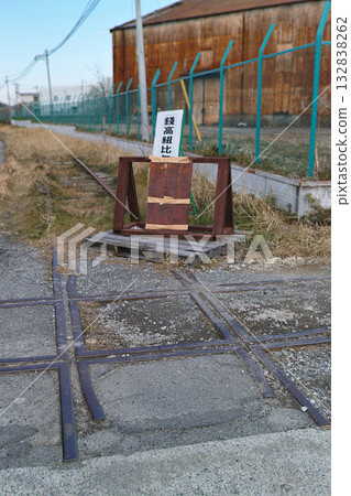 Abandoned railway line: Diamond Crossing and rusty warehouse | Yokosuka 132838262