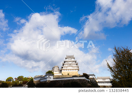 A refreshing autumn sky and a view of Himeji Castle, a national treasure and World Heritage Site 132838445
