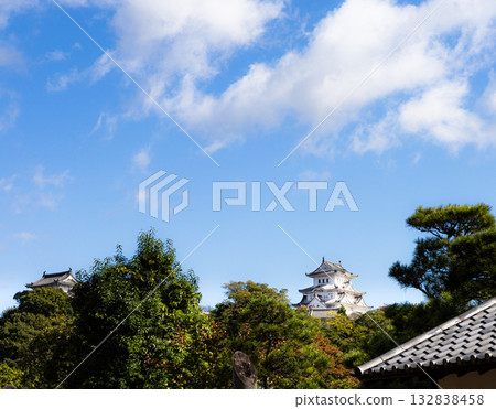 秋高氣爽，遠眺姬路城－國寶與世界遺產。 132838458