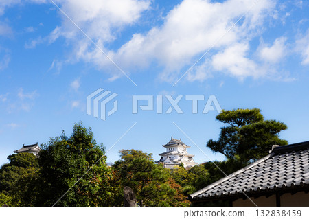 秋高氣爽,遠眺姬路城-國寶與世界遺產。 秋高氣爽,遠眺姬路城-國寶與世界遺產。 132838459