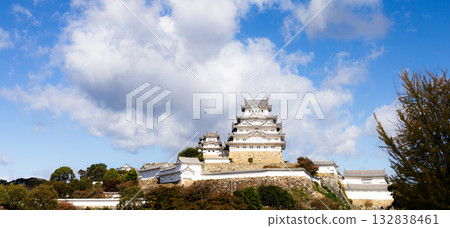 秋高氣爽,遠眺姬路城-國寶與世界遺產。 秋高氣爽,遠眺姬路城-國寶與世界遺產。 132838461