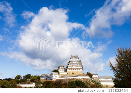A refreshing autumn sky and a view of Himeji Castle, a national treasure and World Heritage Site 132838464