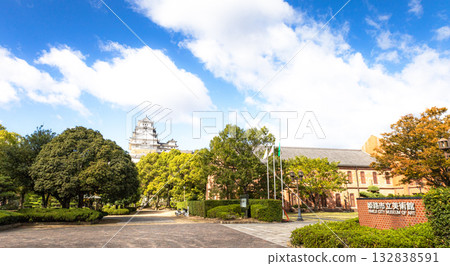 A refreshing blue sky, Himeji City Museum of Art, and Himeji Castle, a World Heritage Site, collaborating together 132838591