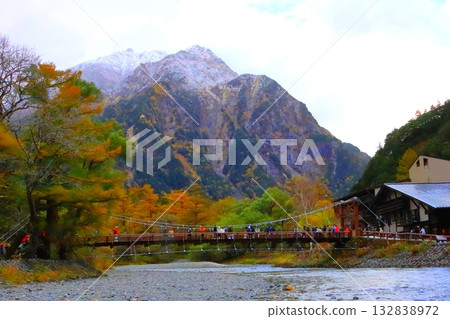 秋季的河童橋（長野縣松本市上高地） 132838972