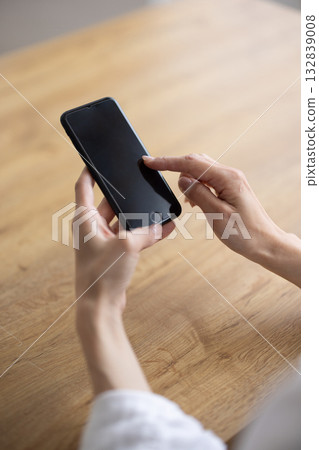 一位女士操作智慧型手機的手部特寫 132839008