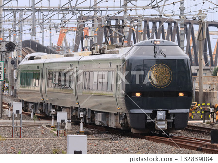 Limited Express Mahoroba Yukyu formation passing through Hanaten Station Limited Express Mahoroba Yukyu formation passing through Hanaten Station 132839084