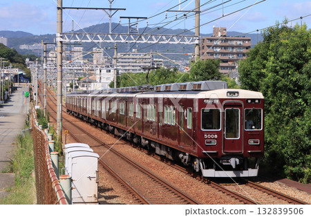 阪急今津北線5000系列車正在小林站附近行駛 132839506