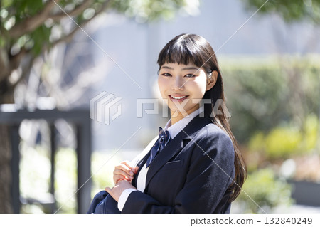 高中女孩微笑著看著鏡頭 高中女孩微笑著看著鏡頭 132840249