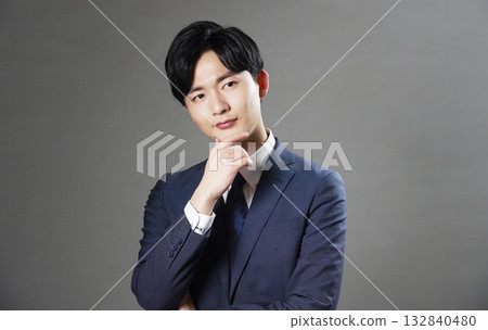 商人認為黑色背景 132840480