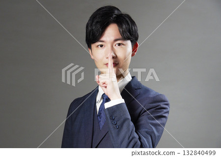 商人秘密姿勢黑色背景 132840499