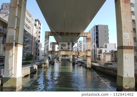 從一之橋仰望首都高速公路。 從一之橋仰望首都高速公路。 132841402