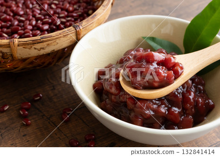 Red bean paste (tsubuan) 132841414