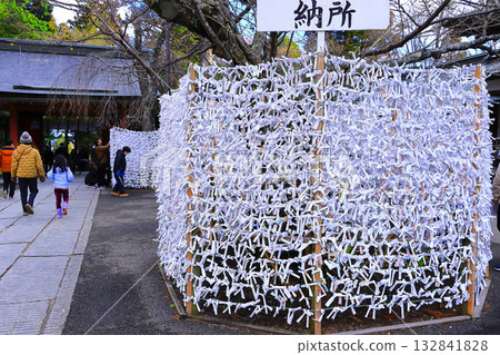新年伊始,第一次去神社參拜,請人簽簽算命。 新年伊始,第一次去神社參拜,請人簽簽算命。 132841828