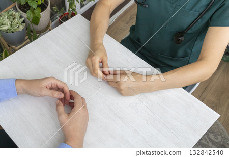Female doctor comforting the patient 132842540