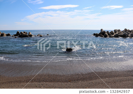 蔚藍的海波光粼粼，海面遼闊無垠。 132842937