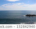 蔚藍的海波光粼粼，海面遼闊無垠。 132842940