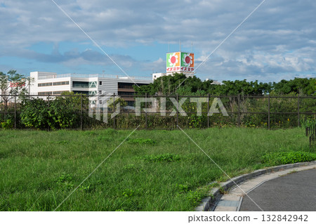 Record of the closure of Izumiya Matsubara store in Matsubara City, Osaka Prefecture - From the south-southwest through the grassy fence Record of the closure of Izumiya Matsubara store in Matsubara City, Osaka Prefecture - From the south-southwest through the grassy fence 132842942