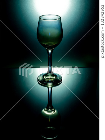 綠光中酒杯的輪廓 綠光中酒杯的輪廓 132842952