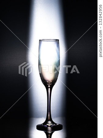 香檳杯的輪廓反射著彩虹色的光芒 132842956