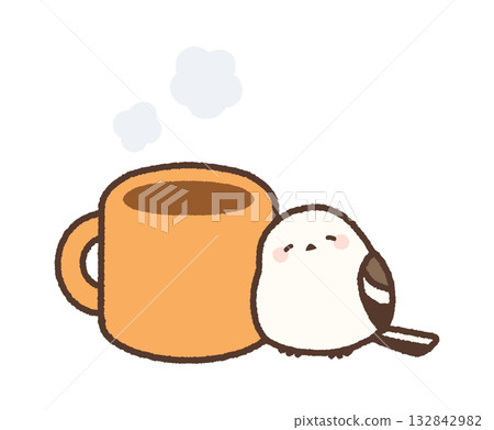 一隻長尾山雀依偎在溫暖的杯子旁 132842982