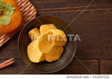 去皮切片的柿子，秋天的味道 132843182