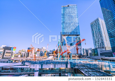 日本東京城市景觀,11月7日。履帶式起重機等巨型重型機械整齊排列…左側的鋼架橫跨甲板。 日本東京城市景觀,11月7日。履帶式起重機等巨型重型機械整齊排列…左側的鋼架橫跨甲板。 132843331